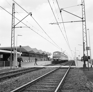 824736 Gezicht op het N.S.-station Heemskerk te Heemskerk, met langs het perron een electrisch treinstel mat. 1964 ...